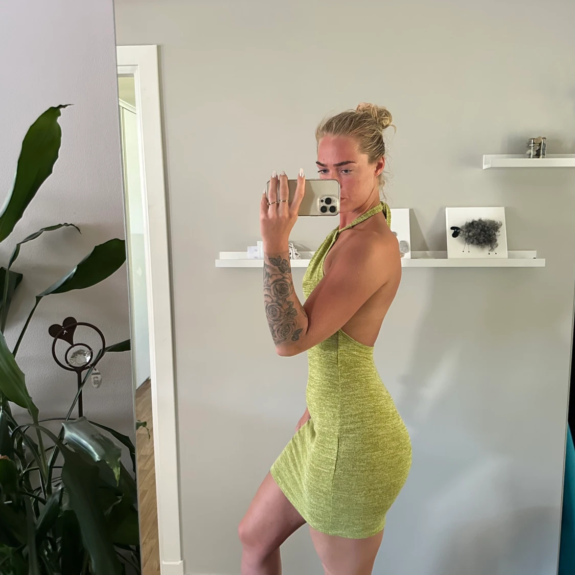 Klänning med öppen rygg - 90