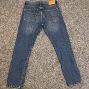 Ett par blåa jeans från Jack & Jones, samma modell som den gråa trendiga byxorna fast i blå. Bra skick utan skador💎