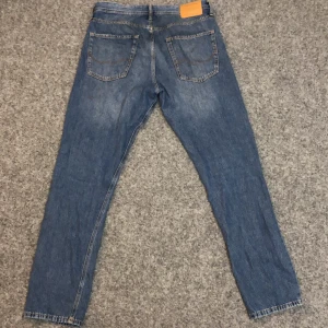 Jack&Jones jeans jjchris Loose - Ett par blåa jeans från Jack & Jones, samma modell som den gråa trendiga byxorna fast i blå. Bra skick utan skador💎