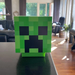 Minecraft creeper lampa - Köpt från emp shop, säljer då den inte kommer till användning. Den går på batteri och för att kunna få den lysa så trycker man på huvudet :)💕