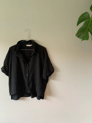 Kort skjorta från Weekday - Lite nopprig men annars fin.
