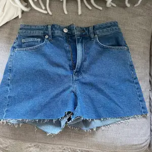 Helt oanvända jeansshorts från NAKD. Storlek 36. 🤍