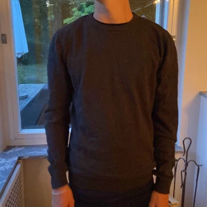 Stickad tröja  - Grå stickad tröja  250kr+frakt  