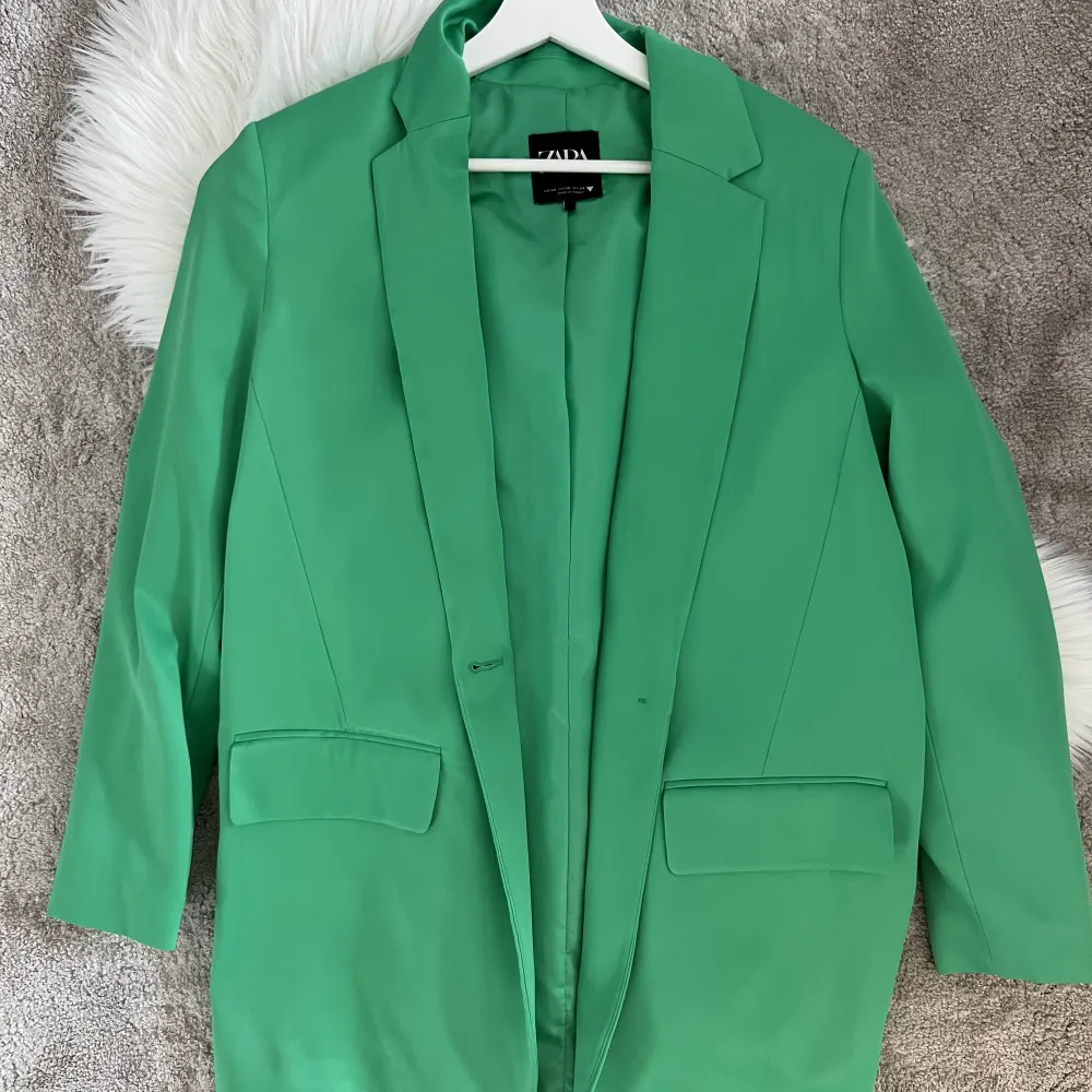 Grön oversized kavaj från Zara. Har aldrig använt den, köpte den förra sommaren i Uppsala. Perfekt till att piffa upp en lite tråkigare outfit. Lite silkig i tyget så den har lite glans. Storlek XS men som tidigare nämnt e den oversized.. Kostymer.