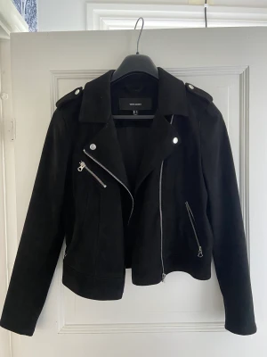 Mocka imiterad jacka - Biker jacka i mjukt material. Väldigt fint skick, använd fåtal gånger!  Köpt för 600kr, säljer för 300 💗storlek M