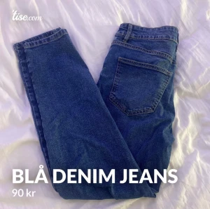Blå jeans  - Fina blåa jeans som inte används längre. Storlek 36 men skulle mer säga 34