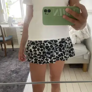 Så söt kjol/ shorts  från zara i storlek xs🥰