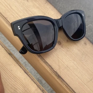 Solglasögon  - Säljer dessa chimis möts i sthlmn Helt ny skick  Modell 07 Färg: almost black 