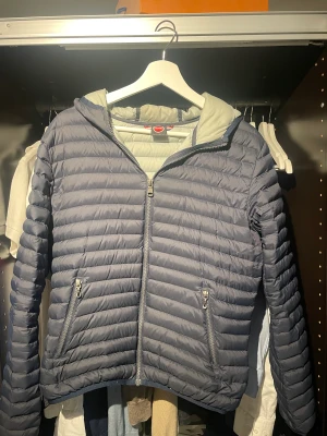 Colmar jacka - Jätte fin marinblå Colmar jacka, perfekt till svala sommarkvällar, höst vår och vinter. Skicket är tio skick, tveka inte på att höra av dig vid funderingar, först till kvarn.