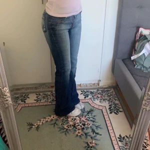 Lågmidjade jeans - Säljer dessa snygga jeansen Skriv om ni har några funderingar, annars tryck på ”köp nu”