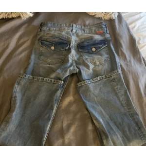 Säljer mina kanppt använda populära jeans från hm!💕passar 34/36
