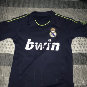 2012 real Madrid jersey  - Säljer min jersey för att skaffa pengar för att köpa saker till familjen