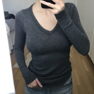 Grå tröja - Jätteskön mörkgrå tröja. Gammal men aldrig använd 💖