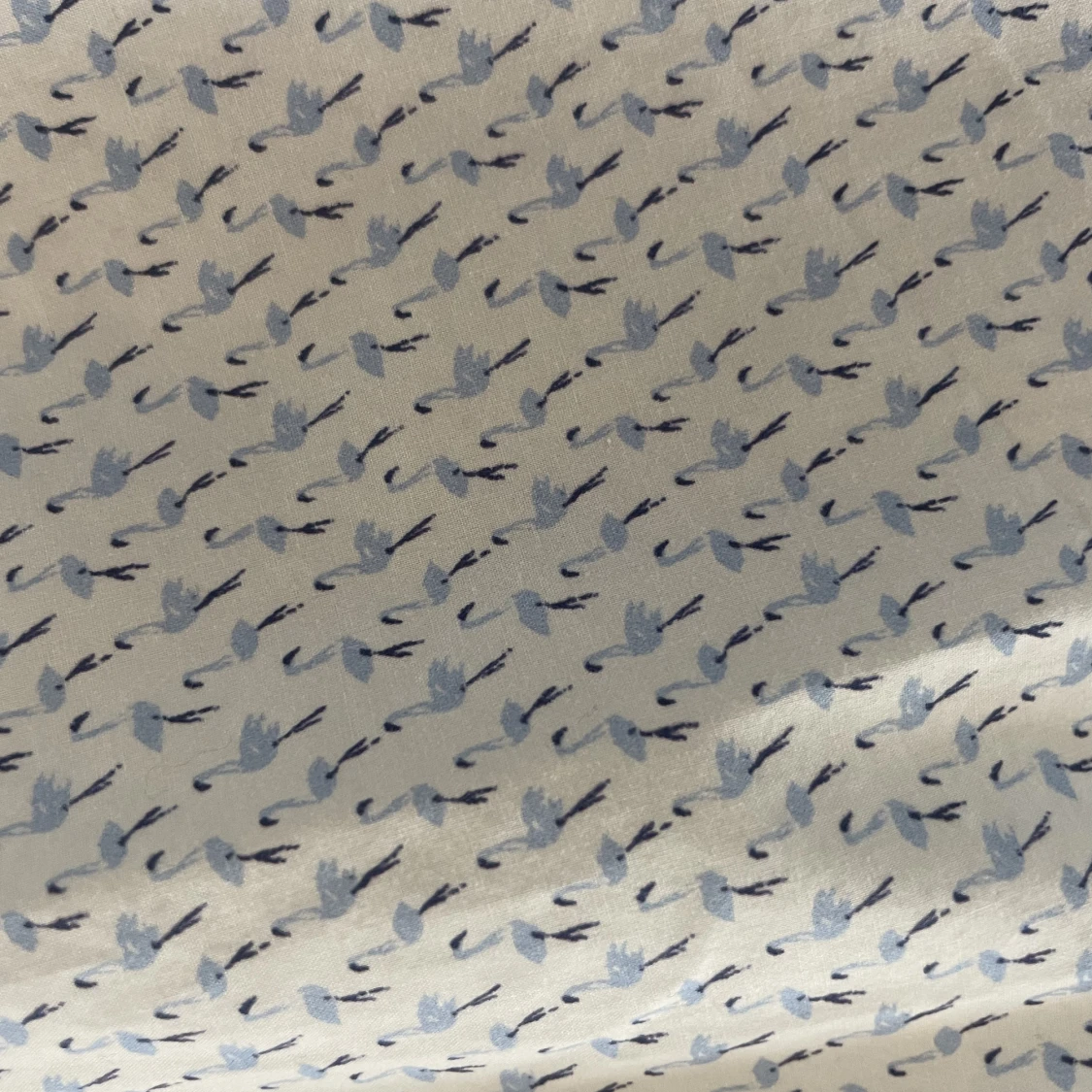 Ljus skjorta med mönster.  - 90