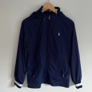 Vindjacka/Cardigan - Super snygg jacka perfekt till hösten. Luvan går att ta bort  Den är i storlek L för barn men passar XS i vuxen storlek.  Inga defekter