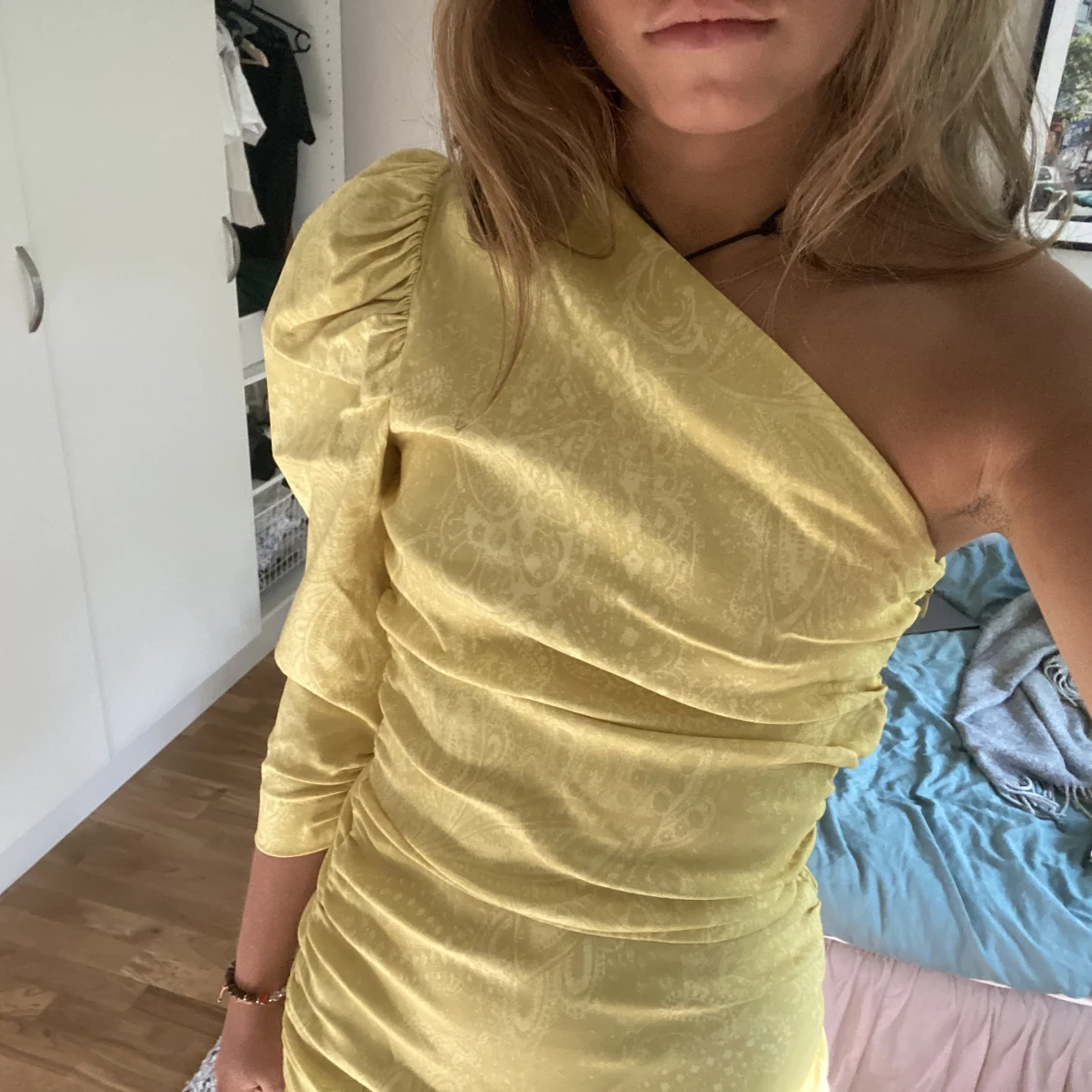 Gul sommarklänning oneshoulder  - 91