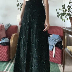 Maxikjol  - FANTASTISK kjol som tyvärr blivit för liten för mig 😢 tyget är ganska tjockt och har ett väldigt fint fall. känns lite som manchester vet inte om det kanske är det till och med?? Köpt secondhand men i mkt gott skick 🌟