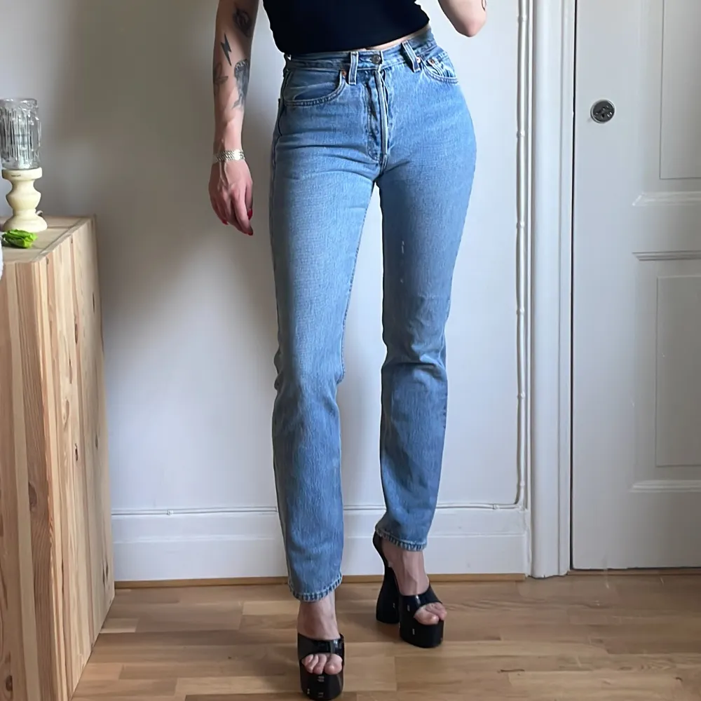 Något små för mig, därav säljs dem. Jag är 25/26 och de är i minsta laget. De är W27/K34:a så ovanligt långa. I otroligt skick! Rak modell.. Jeans & Byxor.