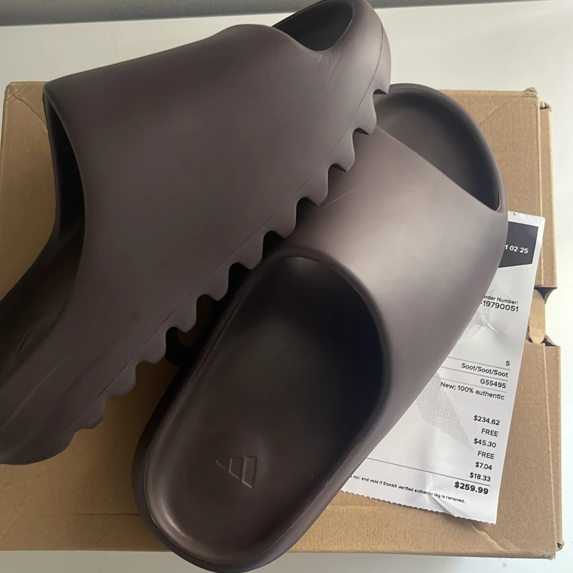 Yeezy slides i färgen Soot, oanvända i original box  - 90