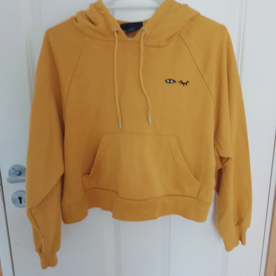 Gul kropad hoddie 