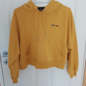 Gul kropad hoddie  - En gul kropad hoddie som är använd ett fåtal gånger.