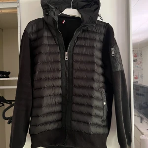 Moncler Cardigan - Moncler Cardigan Jacka Size 3/M Skick 8/10 Jag är 181 och den passar mig riktigt bra, säljer den då jag inte använder den längre  