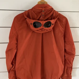 C.P Company Jacka - Säljer av denna feta jacka pga att den inte längre kommer till användning. Riktigt fet jacka som kan användas året om! Storlek M, fits S och L. Skick 8/10. Kvitto finns ej men QR kod finns. Hör gärna av er om ni har några funderingar!