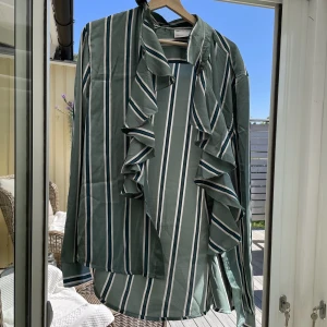 Mönstrad skjorta med volang  - Mönstrad grön skjorta från asos design i storlek L