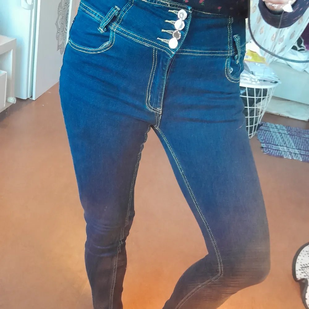 Mörkblå jeans i stretchig stuprörsmodell med hög midja och lite fina detaljer. Storlek S från Shein och nästan nya. . Jeans & Byxor.