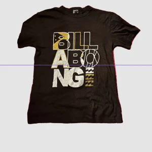 Brun t-shirt  - Brun t shirt Billabong, nästan alldrig andvänd 🫶