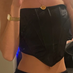 Korsettopp  - Jättefin svart korsetttopp i satin -liknande material🤍