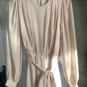 Klänning från h&m - Fin klänning från hm. Bra skick! 💕