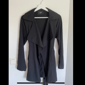 Kappa - Tunn kappa/trenchcoat från BIKBOK i storlek XS. Fint skick, använts ca 2 gånger. 