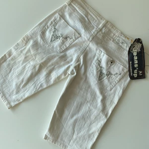 JEANS’UP shorts m bling - Som helt nya, endast lite defekter vid lappen på baksidan (syns på bild). Säljer pga jag inte fått andvänding av dem. På storlekslappen står I:44 F:40 D:38 och sen size: 44. 