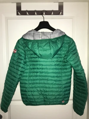 Colmar Dunjacka Grön vår/höst Stl. 164-172 - Säljer denna sköna Colmar jacka eftersom jag vuxit ur den. Fungerar bäst som vår/höst jacka. Köpt på Kidsbrandstore.se för cirka 1.5 år sedan. Galjen på bilden medföljer. Inga defekter. 