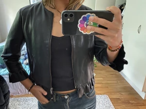 Skinnjacka kroppad volanger zara - Ballaste croppad skinnjackan med volanger - sån jävla statement både öppen och stängd❤️endast använd Max 5 gånger så i perfekt skick!!! Köp!!! Verkligen den perfekta sommarjackan