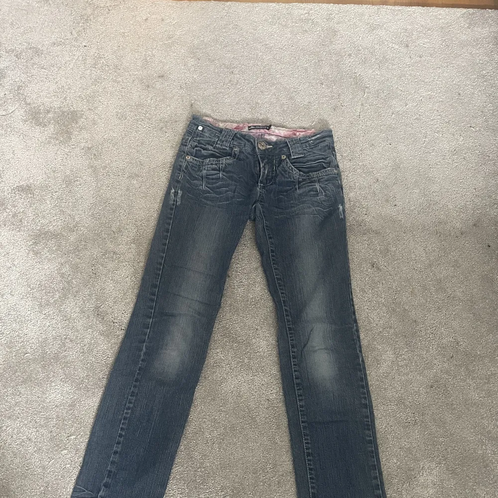 Lågmidjade jeans, köpta för ett halvår sedan i Stockholm på en secondhand butik (kommer inte ihåg namnet men den ligger centralt) köpta för 350 kronor. Säljer dessa jeans då de är lite lite för korta för mig som är 173 och inte fått någon användning för d. Jeans & Byxor.