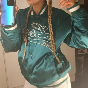 Grön vår baseball jacka  - En grön bomberjacka/baseball jacka i strl M. Inte super tunn men inte heller super tjock - passar på sommarkvällar eller vår/höst. 