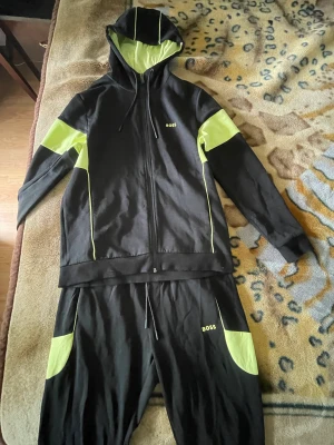 Hugo boss tracksuit - Hugo boss tracksuit köpt för 2800kr säljs för 1000 snabb affär! Strl M 
