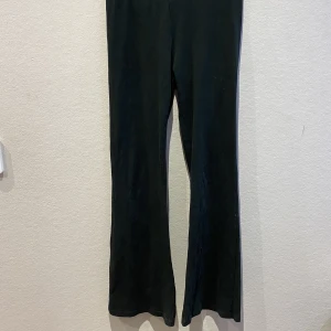 Bootcut byxor - Svarta leggings som går utåt vid slutet.