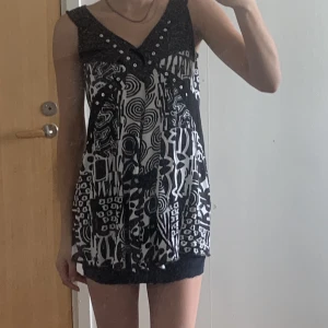 Linne - Längre linne med jätte snyggt mönster, hade kunnat funka som klänning. I strorlek s från signature experience.