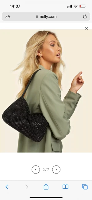 London bag Nelly x Bianca - Glittrig väska från Biancas kollektion för Nelly. Överflappen har några hål men det syns inte när väskan är stängd, se bild