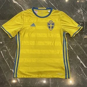 Sverige hemmatröja  - Sverige hemmatröja  Strl: Junior XL (passar strl. S i herr)