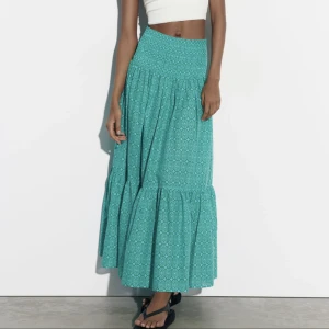 Långkjol - SÄLJER ÄVEN TVÅ TILL I XS OCH S I ANDRA ANNONSER🙌🏼Säljer ännu denna superfina långkjol från zara som är slutsåld och supereftertraktad!💘💘med prislapp kvar. (HAR TRE STYCKNA, SÅ KOLLA MINA ANDRA ANNONSER)