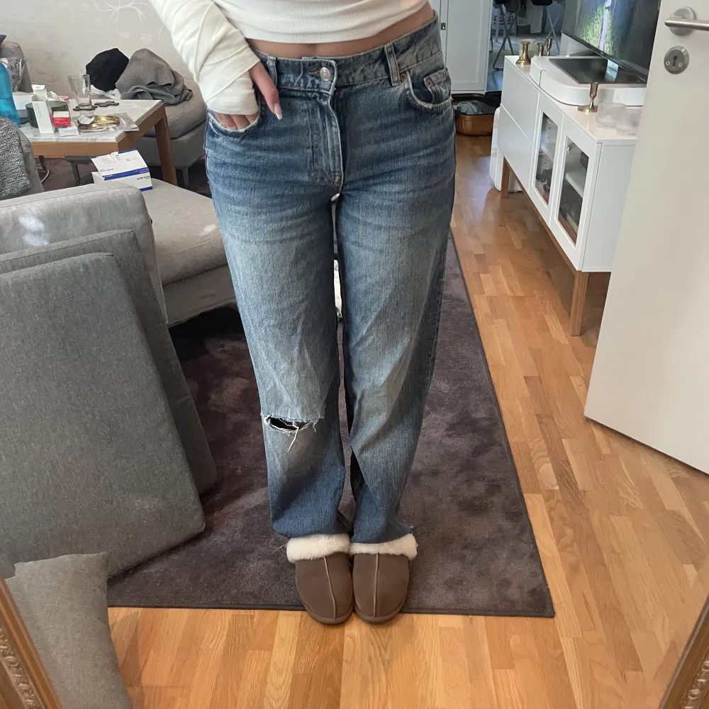 sååå snygga jeans med hål på ena knät. är i storlek 36 o är lite för tajta för mig som vanligtvis har 38🤍. Jeans & Byxor.