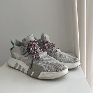 Adidas EQUIPMENT ADV/91-18 - Adidas basketskor   Avända fåtal gånger. Skickar med båda snörena (ett par 3 färgade och ett par gråa).   Storlek US8 / EU41,5  Pris kan diskuteras