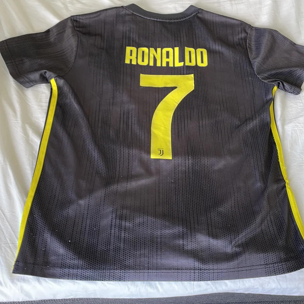 Säljer en Juventus tröja med Ronaldo på ryggen! Ganska bra kvalite och skick lite använd. 7 av 10 i skick och kvalite. Väldigt stor i stoleken så passar både för S och M. Pris kan diskuteras . T-shirts.