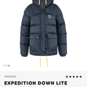 Fjällräven - Unisex modellen. Fin i skicket. Läderlapparna e av då vi kemtvättade jackan och dom åkte av. Hör av er vid intresse.