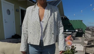 Jacka - Blåvit blommig tunn kavaj från NA-KD!💙🤍från början har kavajen varit längre, men jag har sytt upp den. Skriv för fler bilder💕