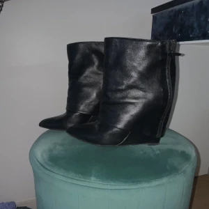 Boots - Svarta läderboots (ankelhöga) med kilklack och snygga dragkedjedetaljer!🖤 köpta på Vestiaire för 900kr, är i nästintill nyskick, säljer då klacken är något för hög för mig. 
